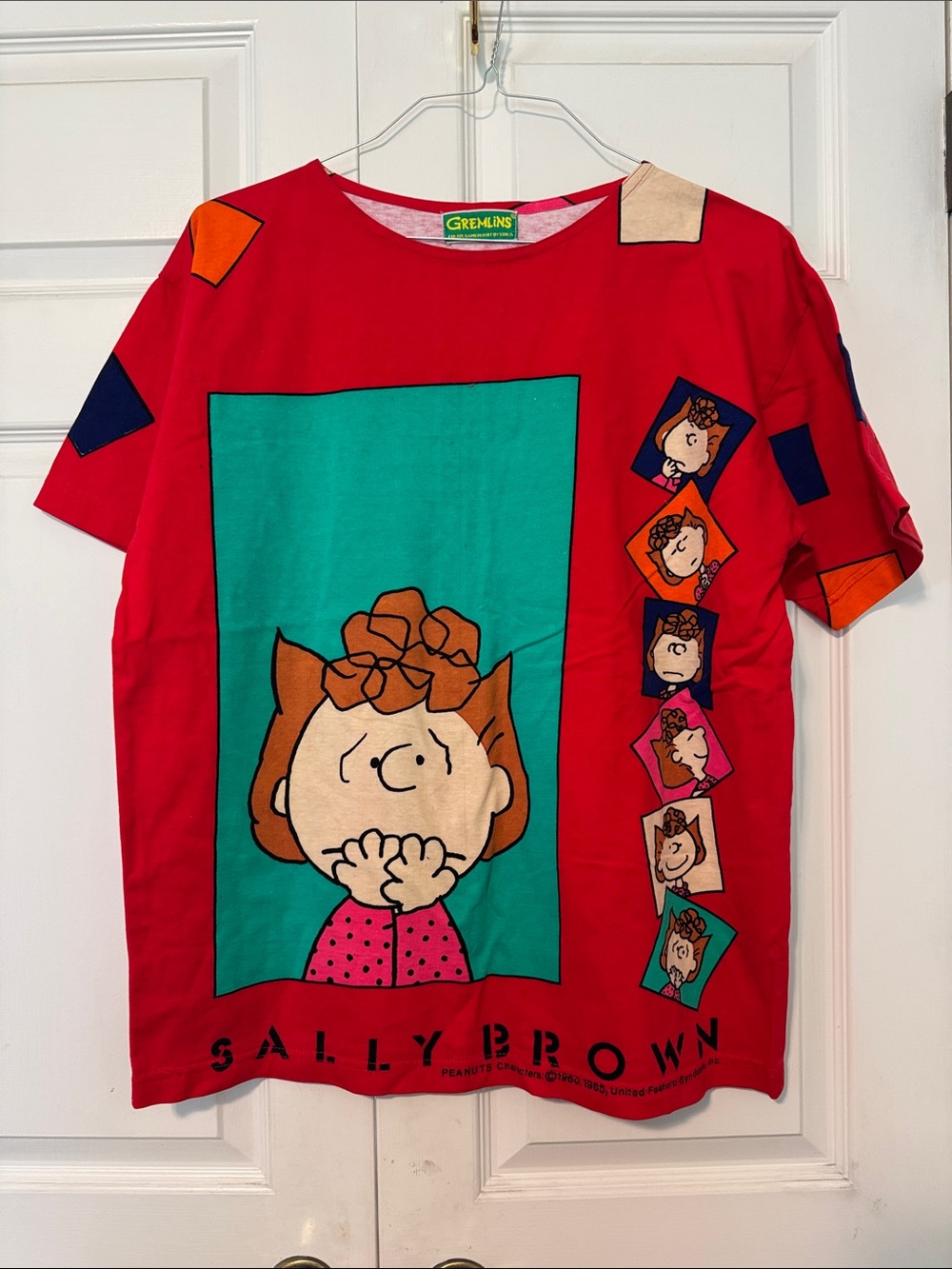 Sally Brown Red Graphic Tee by Gremlins M - Picture 2 of 3